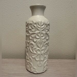 Elegant Decorative Ceramic Vase White Ivory with Design Lattice Texture